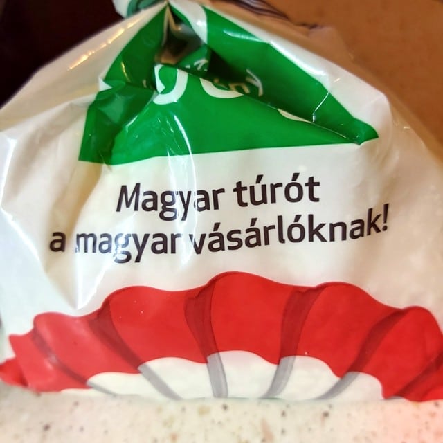 Magyar túrót a magyar vásárlóknak feliratú csomagolás