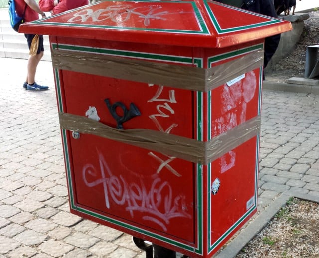 Postaláda Pécs belvárosában, a világörökségi területen