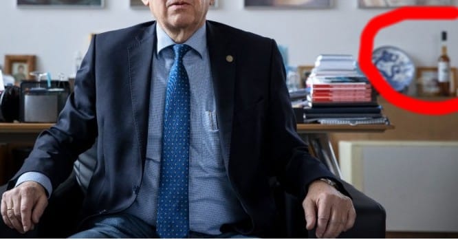 Sajtófotó háttérben kiemelt részlettel